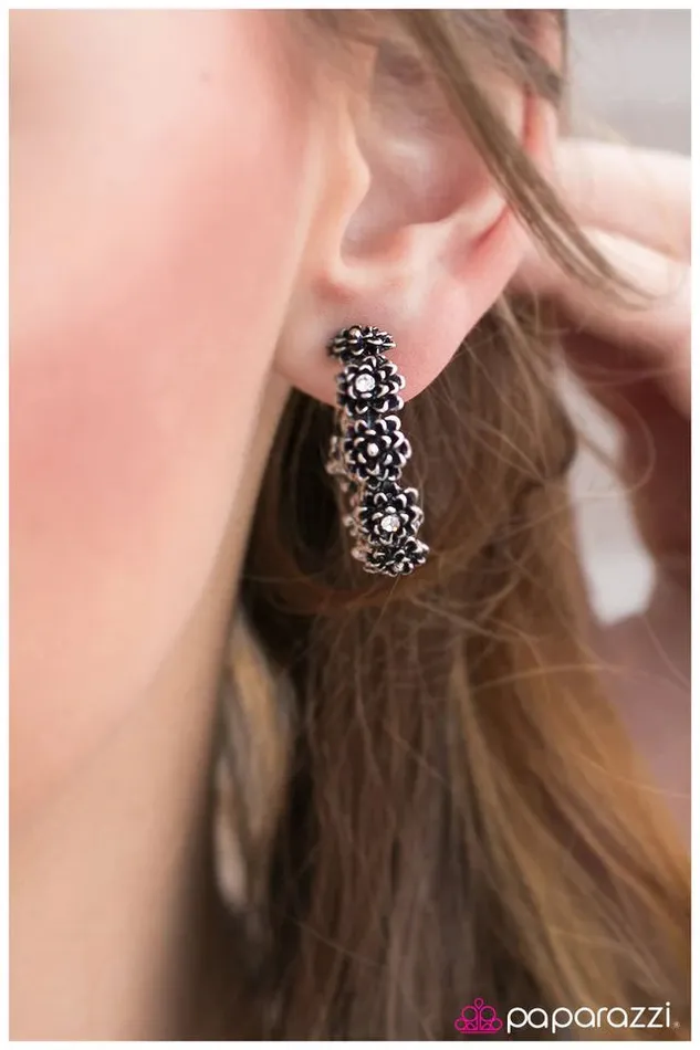 Earrings Paparazzi Jewelry Paparazzi Earring Kiss and Make Up Silver